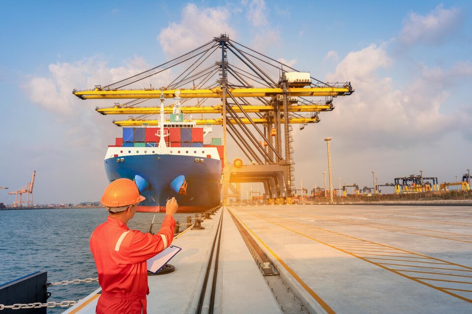 fpdl.in_crew-man-foreman-working-check-control-crane-loading-big-tank-from-cargo-container-ship-yard-port-concept-logistic-service-transportation_33850-723_large.jpg