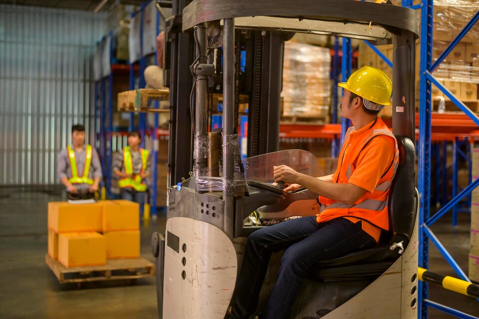 fpdl.in_forklift-loader-working-shelves-full-packed-boxes-warehouse_33799-17255_large.jpg